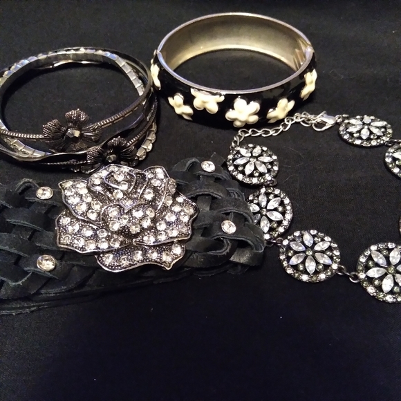 Jewelry - Set of 7 floral bracelets